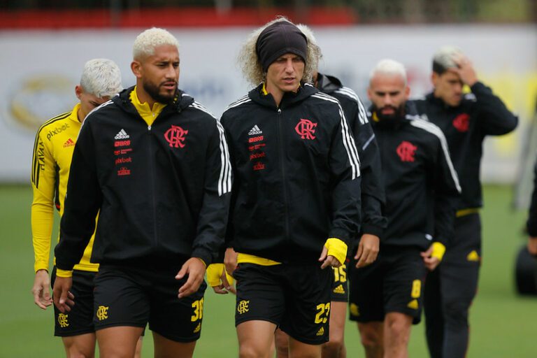Flamengo segue planejamento para 2023; situação de zagueiros tem novidades