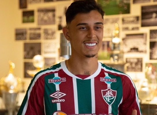 Zagueiro Vitor Mendes exalta chance de trabalhar com Diniz no Fluminense: “Um dos melhores”