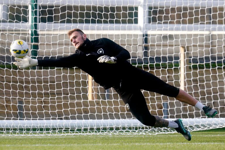 Goleiro Lucas Perri transmite tranquilidade ao Botafogo