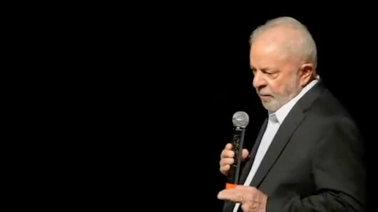 Lula diz que aumentará salário mínimo todos os anos