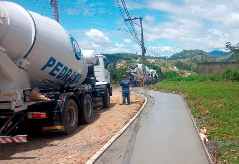 MINHA NOVA RUA: EQUIPES JÁ TRABALHAM NA CONSTRUÇÃO DE CALÇADA CIDADÃ NO BAIRRO AYRTON SENNA