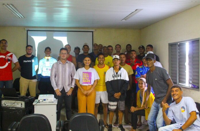 Meio Ambiente promove palestra educativa com guarda-vidas para tratar de questões ambientais nas praias de Linhares   		