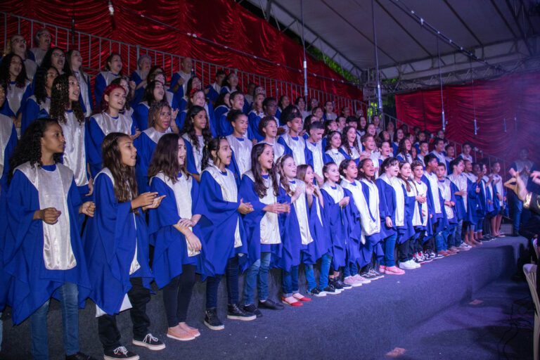 Música, cores e espírito natalino marcam a abertura do ‘Natal Luz Piúma’