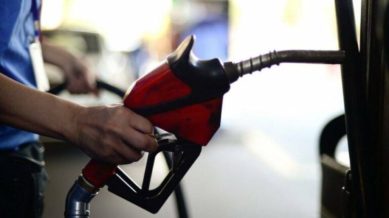 Gasolina tem queda no preço em dezembro