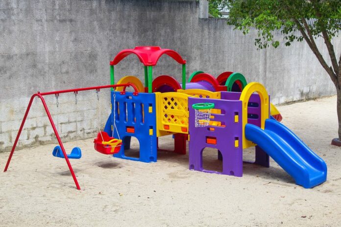 Secretaria de Educação inicia a instalação de playgrounds e entrega de jogos pedagógicos para escolas da sede e do interior de Linhares   		