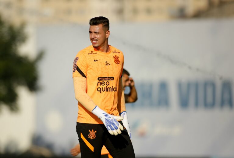 Vasco se aproxima de Ivan, goleiro do Corinthians