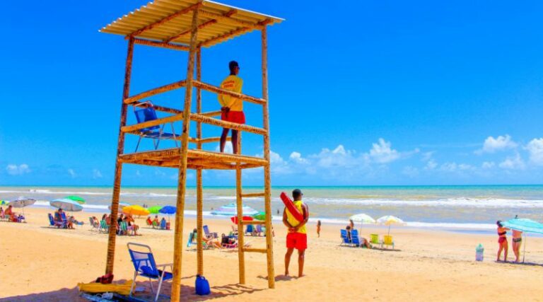Verão: 30 guarda-vidas vão reforçar a segurança dos banhistas nas praias de Linhares   		