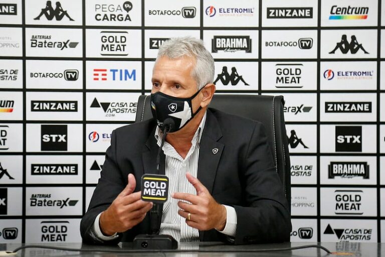 Vice-presidente do Botafogo rasga elogios a Kanu em despedida do zagueiro