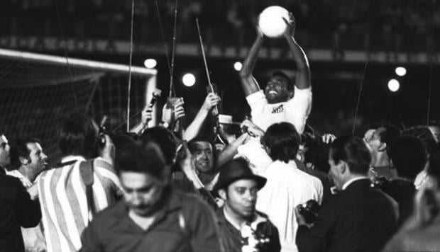 Vítima do milésimo gol de Pelé, Vasco reverência ex-jogador: “Foi uma honra”