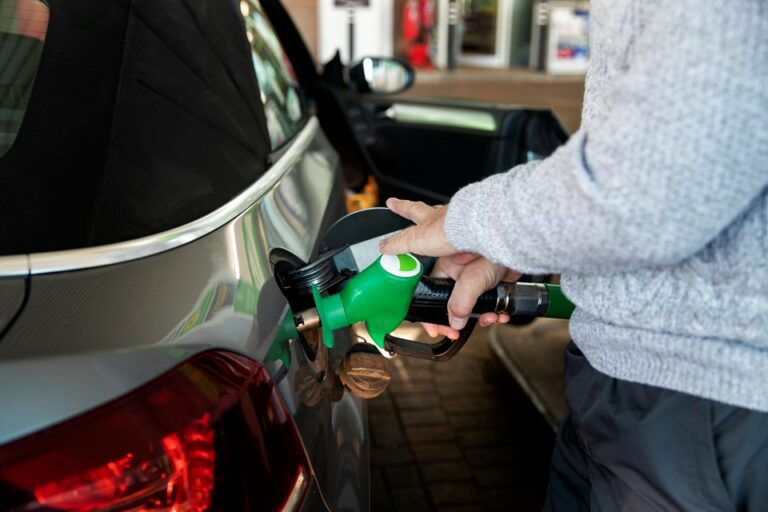 Procon-ES notifica distribuidoras de combustíveis por aumento repentino