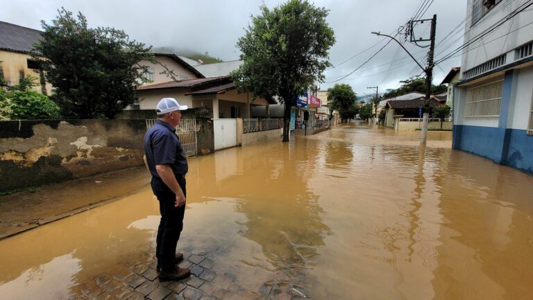 Governador visita Mimoso do Sul após fortes chuvas