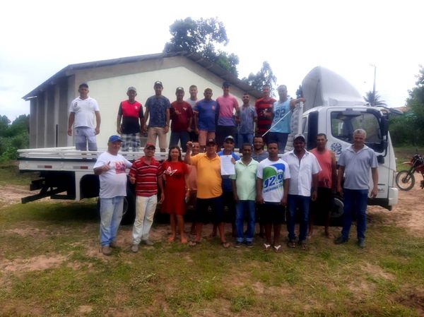 ASSOCIAÇÃO DE PEQUENOS PRODUTORES RECEBE CAMINHÃO PARA ESCOAMENTO DA PRODUÇÃO