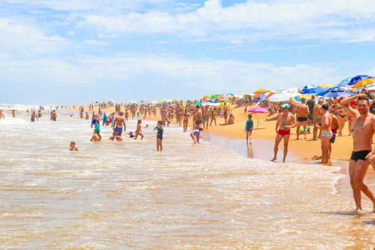 Atrações musicais, esporte, aeróbia e atividades ambientais vão agitar as praias de Linhares neste fim de semana   		