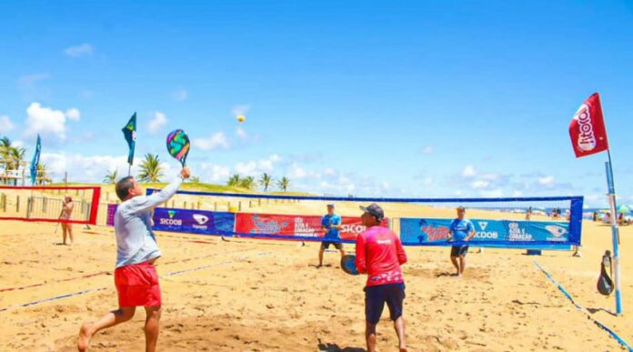 Aulas gratuitas de beach tennis vão movimentar Arena Esportiva do Pontal neste fim de semana   		