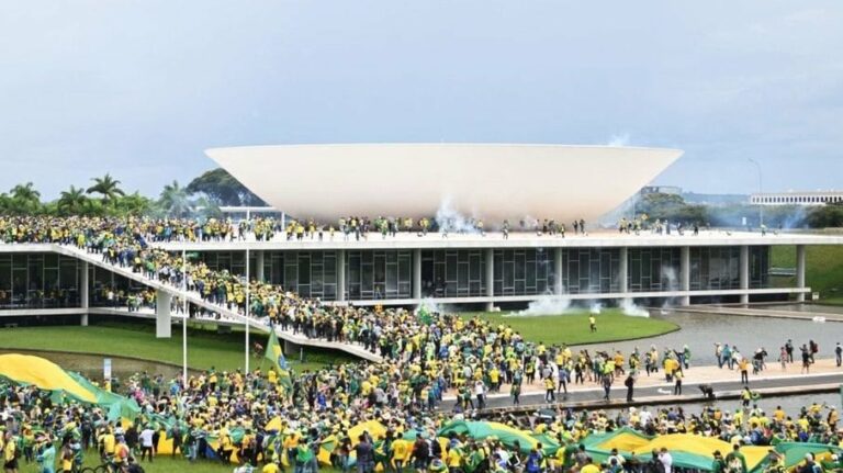 Apoiadores de Jair Bolsonaro invadem Congresso Nacional, em Brasília.