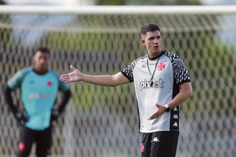 Barbieri prega calma após vitória do Vasco: “Manter os pés no chão”