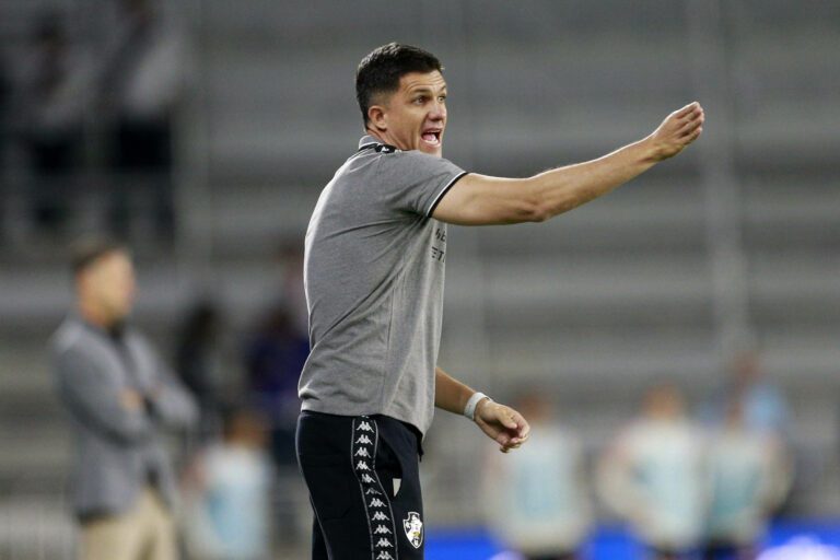 Barbieri prega paciência após derrota do Vasco em amistoso: “Incomoda, mas não preocupa”