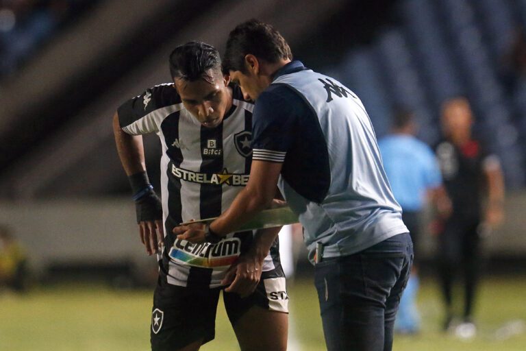 Botafogo integra três jogadores da equipe B no elenco principal