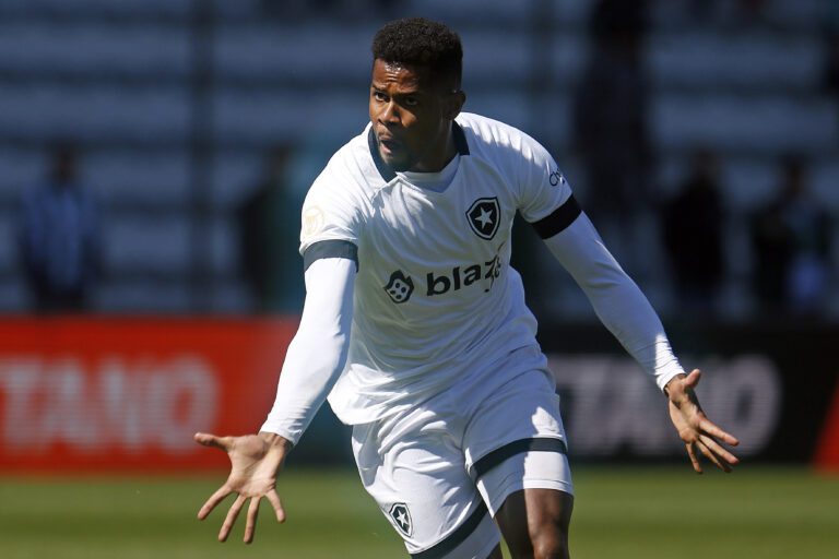 Botafogo negocia novo empréstimo de Junior Santos com time japonês