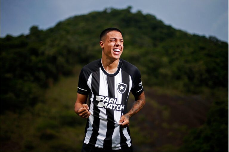 Botafogo oficializa a contratação do atacante Carlos Alberto