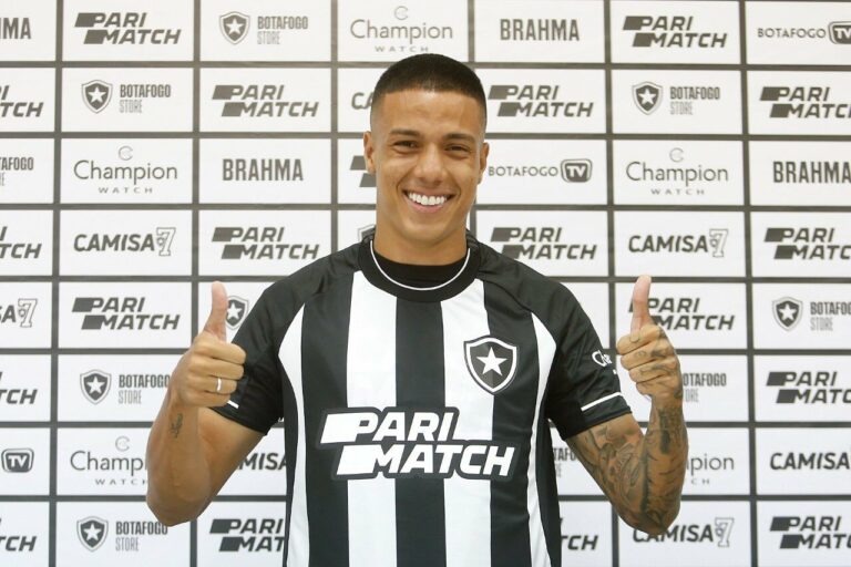 Carlos Alberto celebra chegada ao Botafogo: “Oportunidade grandiosa”