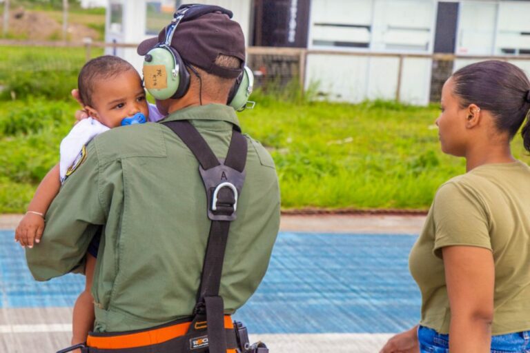 Equipes da Defesa Civil Municipal e Notaer resgatam família ilhada em Regência no litoral de Linhares   		