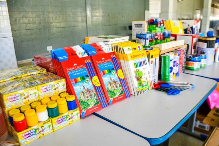Escolas da Prefeitura de Linhares são abastecidas com materiais didáticos, de higiene, banho e limpeza para volta às aulas   		