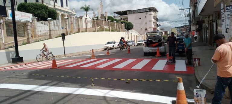Faixas de pedestres são revitalizadas no centro de Barra de São Francisco