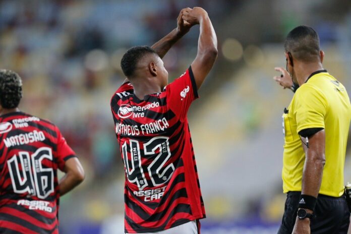 Autor do gol, Matheus França celebra vitória do Flamengo na estreia do Carioca