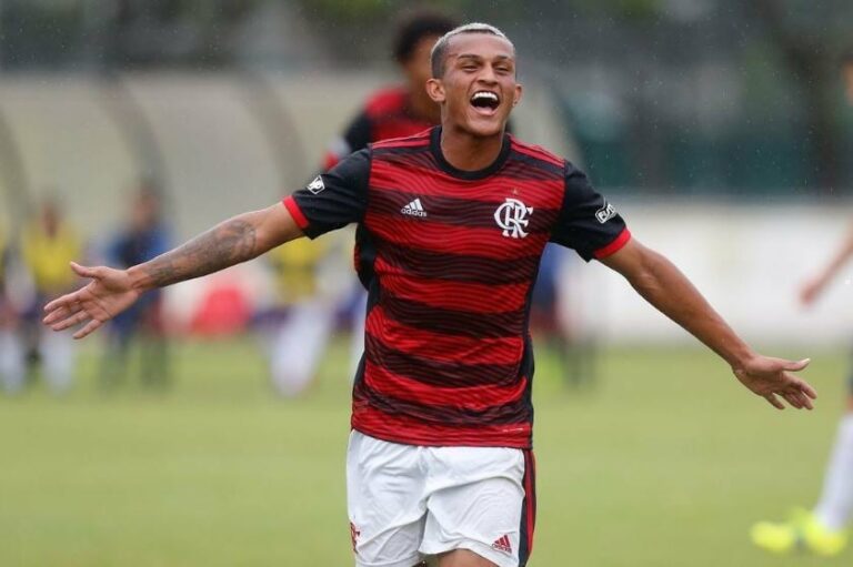 Barcelona negocia com o Flamengo pelo empréstimo do lateral direito Wesley