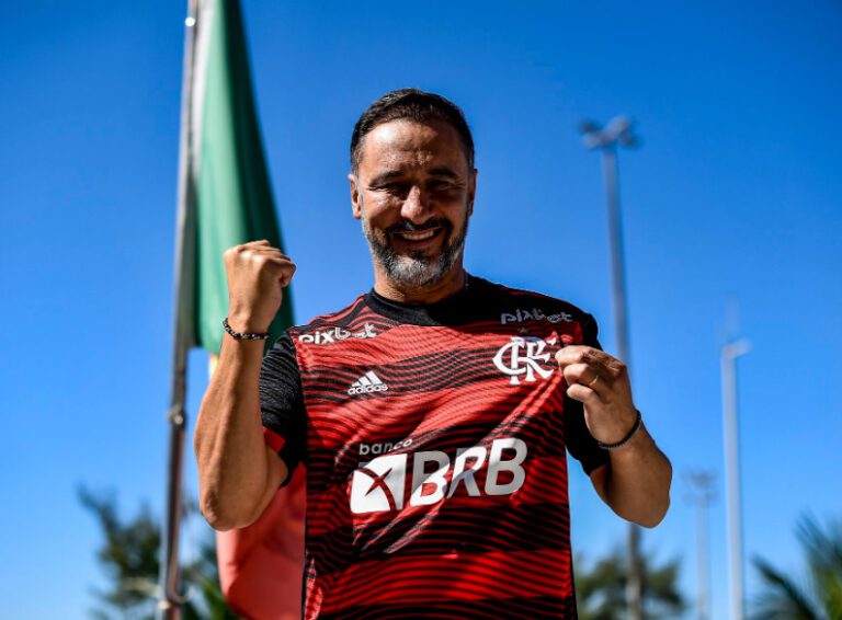 Em chegada ao Flamengo, Vítor Pereira se esquiva de pergunta sobre a família