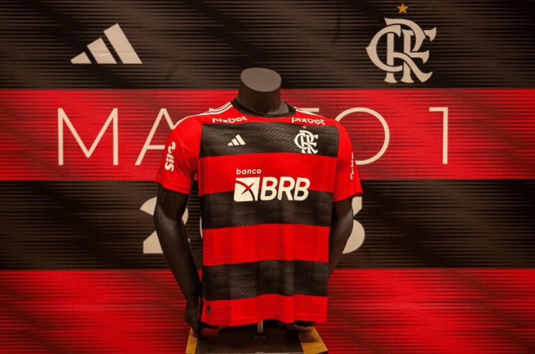 Flamengo revela novo uniforme para a temporada 2023