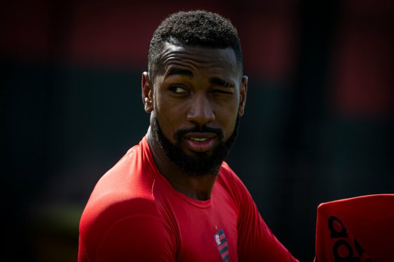 Perto de anúncio no Flamengo, Gerson chega ao Rio de Janeiro