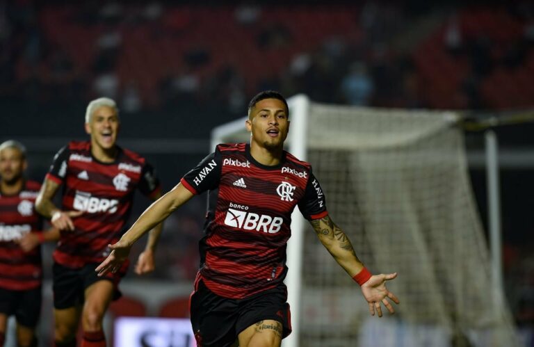 Vítor Pereira comenta possível saída de João Gomes do Flamengo