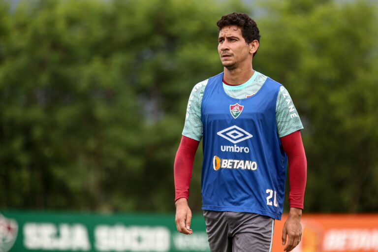 Após sentir dores, Ganso volta aos treinos do Fluminense