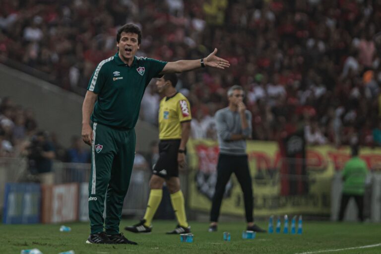 Árbitro relata motivo de expulsões do Fluminense em clássico pelo Carioca