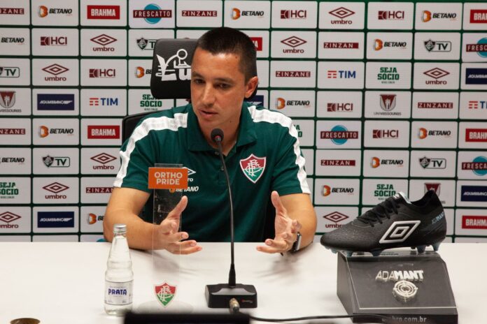 Auxiliar do Fluminense admite frustração, mas prega foco na recuperação