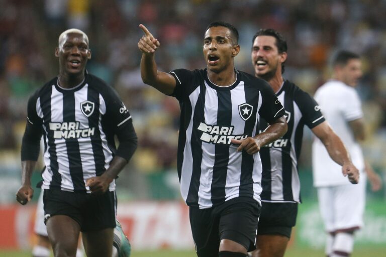 Botafogo bate o Fluminense e vence o primeiro clássico do Campeonato Carioca