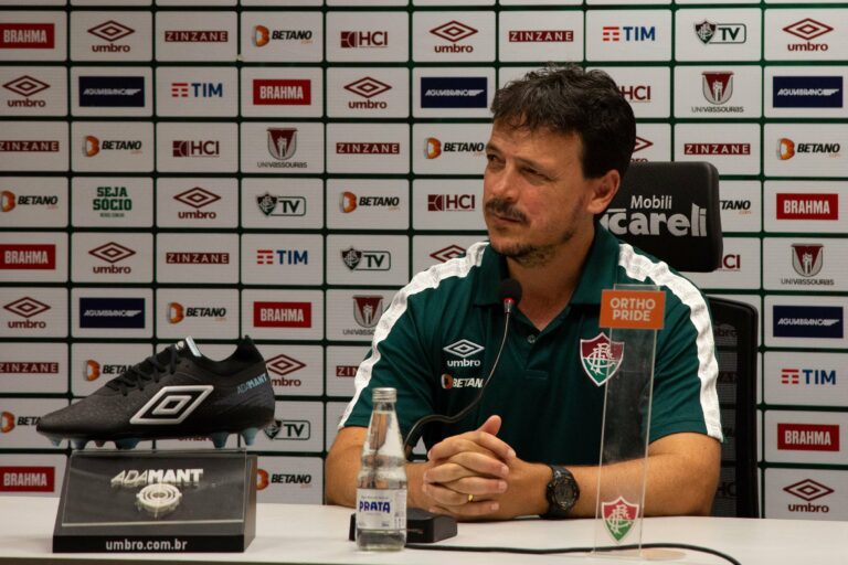 Diniz aponta falta de entrosamento, mas aprova postura da equipe em vitória do Fluminense