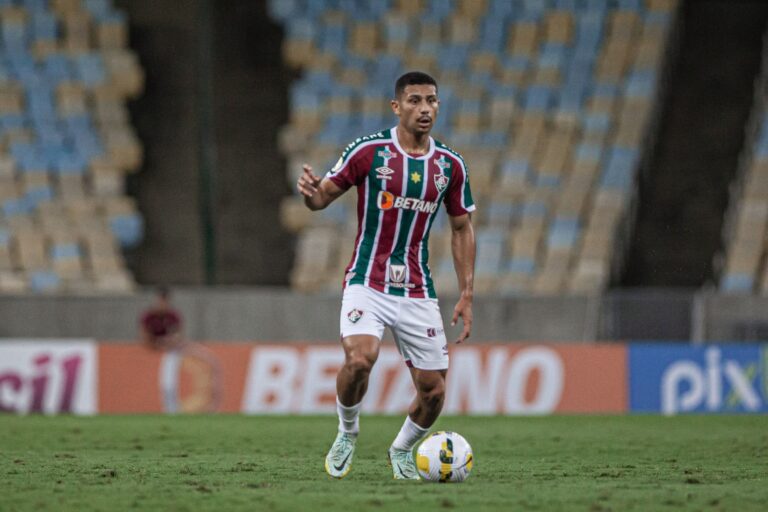 Empresário aponta permanência de André no Fluminense