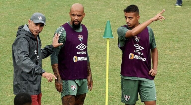 Felipe Melo treina com seu filho no CT do Fluminense
