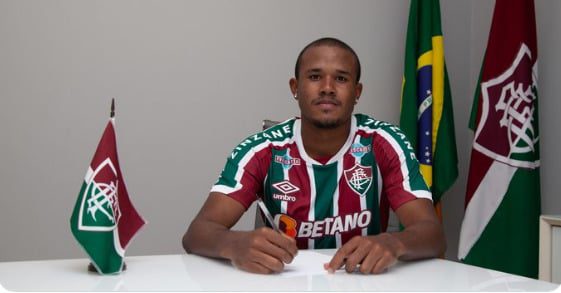 Fluminense anuncia a contratação do volante Freitas