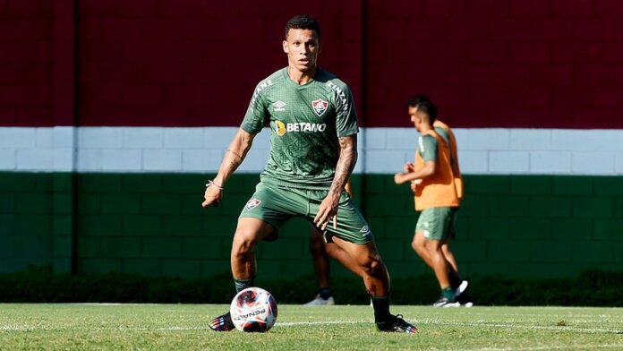 Fluminense renova contratos do meia Martinelli e do lateral Calegari