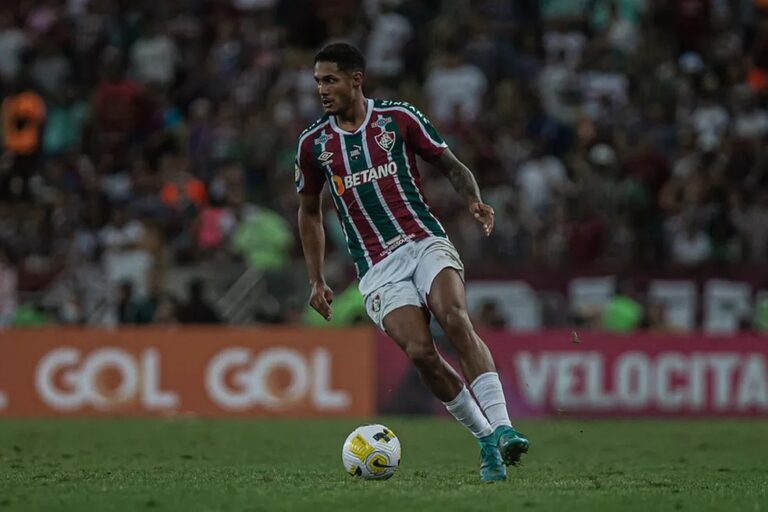 Fora dos planos do Fluminense, lateral Cristiano é liberado do clube