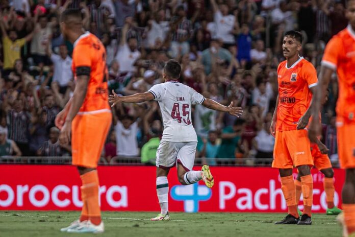 Meio-campista Lima celebra primeiro gol pelo Fluminense