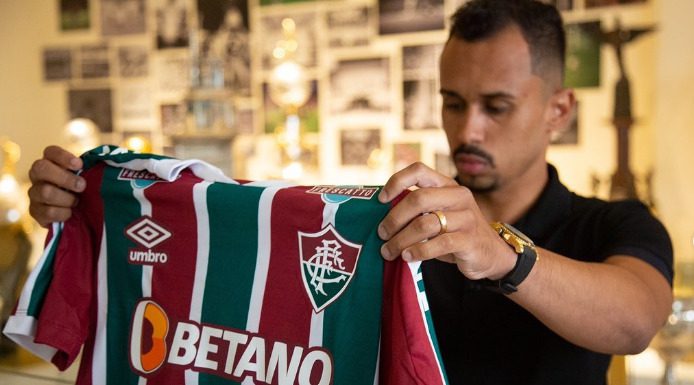 Meio-campista Lima torce por chegada de Vina ao Fluminense
