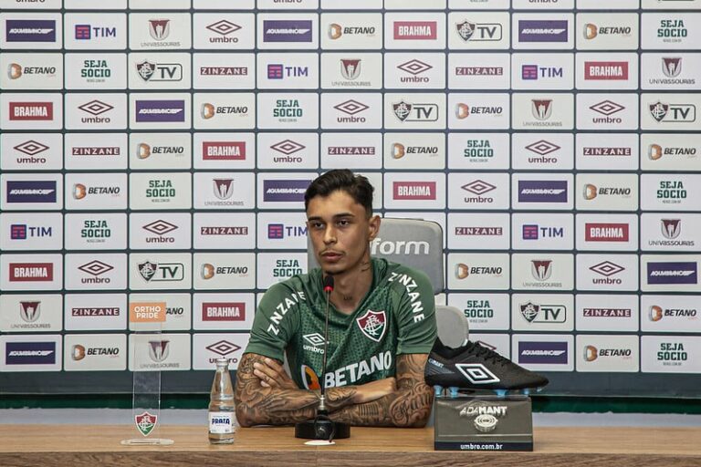 Vitor Mendes é apresentado no Fluminense e exalta trabalho de Fernando Diniz