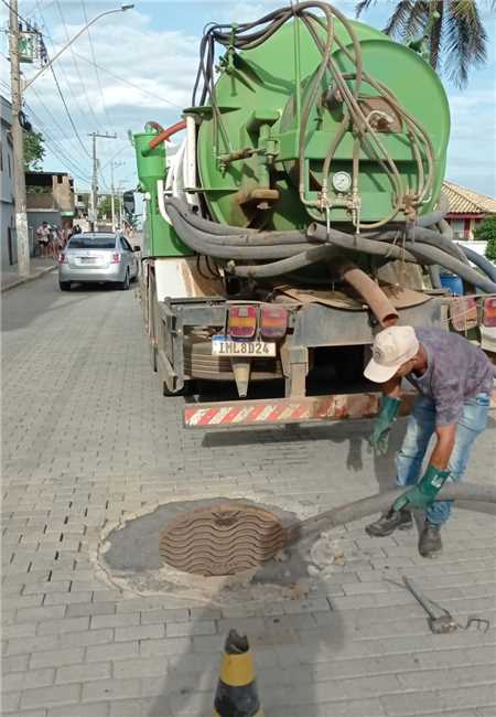 LIGAÇÕES IRREGULARES GERA GASTO COM CAMINHÃO FOSSA, E TRABALHO DIÁRIO DE LIMPEZA DE ESGOTO LANÇADO D