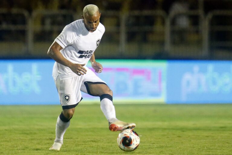 Lateral esquerdo Marçal brinca após gol com a camisa 11 do Botafogo