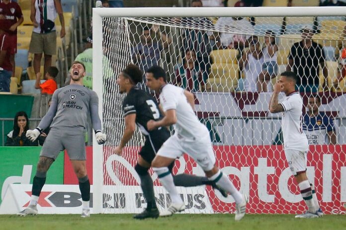 Lucas Perri exalta boa atuação do Botafogo após vitória em clássico